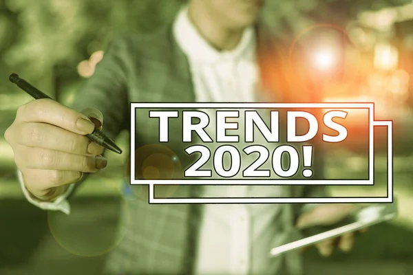 Konzeptionelle Handschrift, die Trends 2020 zeigt. Business-Fototext allgemeine Richtung, in die sich etwas entwickelt oder ändert Outdoor-Hintergrund mit Geschäftsfrau mit Laptop und Stift. — Stockfoto