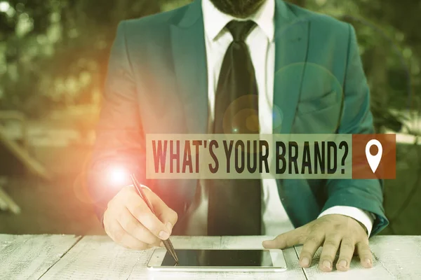 単語の執筆テキスト何があなたのブランドの質問。製品のロゴについて尋ねるためのビジネスコンセプトまたはあなたが通信するものビジネスマンはコピースペースにペンとポイントを保持しています. — ストック写真