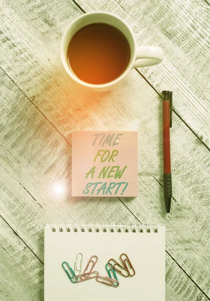 Scrittura concettuale a mano che mostra il tempo per un nuovo inizio. Business foto in mostra qualcosa dovrebbe iniziare in questo momento Lavoro fresco Stazionario posto accanto a una tazza di caffè sopra tavolo di legno . — Foto Stock