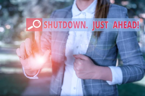 Χειρόγραφο κείμενο Shutdown Ακριβώς μπροστά. Έννοια σημαίνει κλείσιμο των επιχειρήσεων εργοστάσιο είτε σύντομο χρονικό διάστημα ή για πάντα Business γυναίκα στη φύση δείχνοντας με το δάχτυλο στο κενό χώρο. — Φωτογραφία Αρχείου