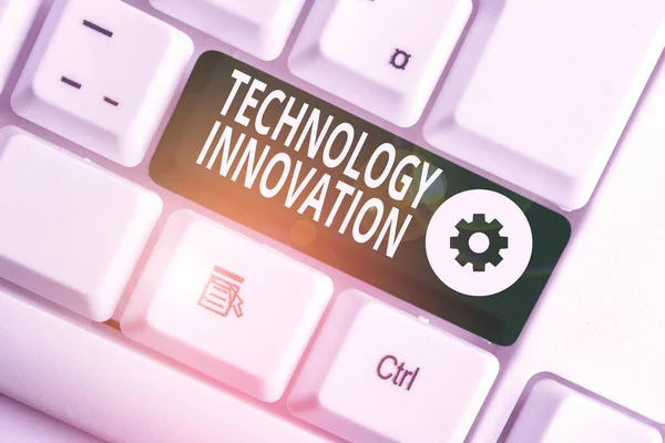 기술 혁신을 보여주는 필기 노트. 비즈니스 사진 제품의 중요한 기술적 변화를 보여주는 흰색 배경 위의 메모 종이와 흰색 PC 키보드. — 스톡 사진