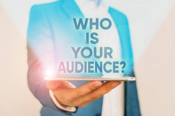 Пишу записку с вопросом о том, кто твоя аудитория. Деловое фото, демонстрирующее, кто смотрит или слушает его Человек в синем номере и белой рубашке держит мобильный телефон в руке
.