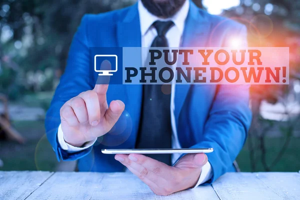 개념적 손 글씨를 보여 주는 것은 전화기를 내려놓는 것입니다. 사업 사진을 보여 주는 종단 전화 연결 문자 작별 인사를 하는 전화 사업가 그 의 앞에 손가락을 가리키는. — 스톡 사진