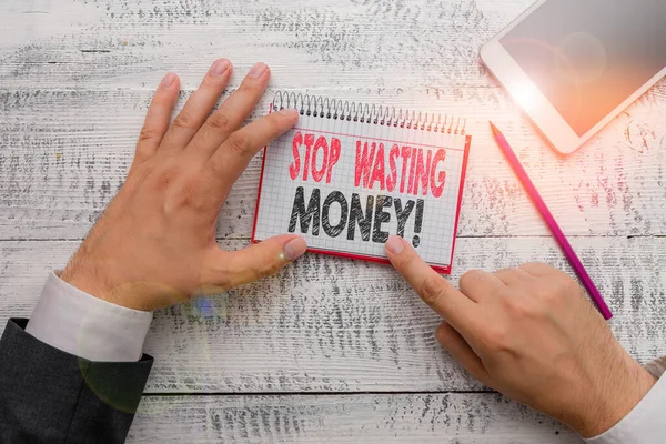 Tekstbord met Stop met Geld verspillen. Conceptuele foto adviseren demonstreren of groep om te beginnen met het opslaan en verstandig te gebruiken Hand houden nota papier in de buurt van schrijfapparatuur en moderne smartphone-apparaat. — Stockfoto