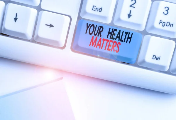 Skriveseddel som viser helseproblemer. Forretningsfoto som viser god helse er viktigst blant annet hvitt Pc tastatur med notatpapir over hvit bakgrunn . – stockfoto