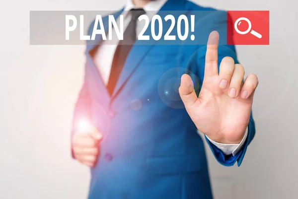 Konzeptionelle Handschrift, die Plan 2020 zeigt. Geschäftstext detaillierter Vorschlag, im nächsten Jahr etwas zu erreichen Geschäftsmann mit erhobenem Zeigefinger vor ihm. — Stockfoto