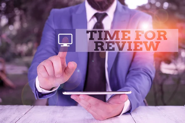 Konceptuell handstil som visar Time For Review. Företagsfoto visa upp översyn av ett system eller situation i sin formella undersökning Affärsman med pekfingret framför honom. — Stockfoto