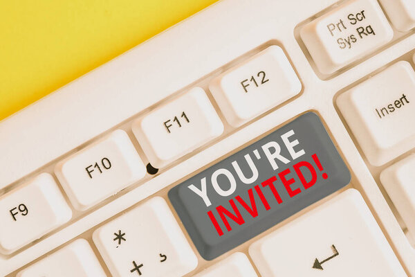 Письменный почерк. Концепция означает сделать вежливый дружеский запрос к кому-то пойти куда-то Белый ПК клавиатуры с пустой бумагой для заметок над белым фоном ключ копирования пространства
.