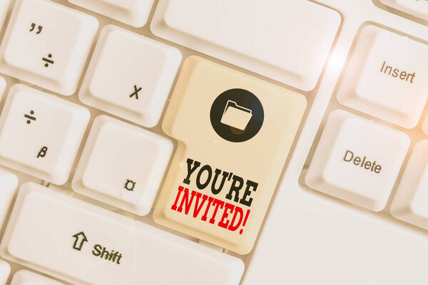 Знак с надписью You Re Invited. Концептуальное фото сделать вежливый дружеский запрос к кому-то пойти куда-нибудь Белый ПК клавиатуры с пустой бумагой для заметок над белым фоном ключ копирования пространства
.