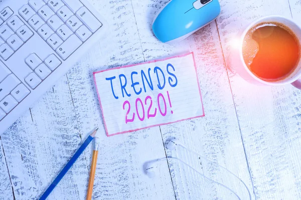 Handschrift tekst Trends 2020. Concept betekent algemene richting waarin iets is de ontwikkeling of verandering van technologische apparaten gekleurde herinnering papier kantoor levert toetsenbord muis. — Stockfoto