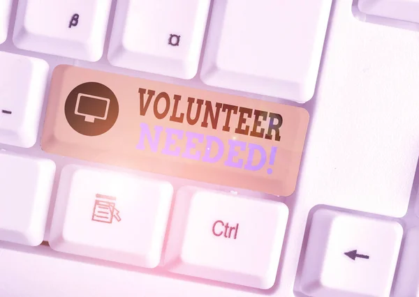 Nota de escrita mostrando Voluntário Necessário. Foto de negócios mostrando pedindo demonstrando para trabalhar para a organização sem ser pago teclado pc branco com papel de nota acima do fundo branco . — Fotografia de Stock