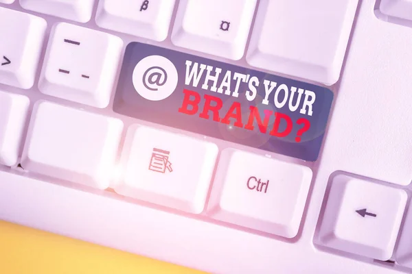 당신의 브랜드 질문이 무엇인지 보여주는 메모 작성. 비즈니스 사진 전시 제품 로고에 대 한 질문 또는 흰색 배경 위의 메모 종이와 화이트 PC 키보드를 통신. — 스톡 사진