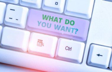 Ne İstersiniz Soru gösteren kavramsal el yazısı. İş fotoğrafı metin demek veya beyaz arka plan üzerinde not kağıdı ile beyaz pc klavye bir şey hakkında gösteren sormak için yazmak.