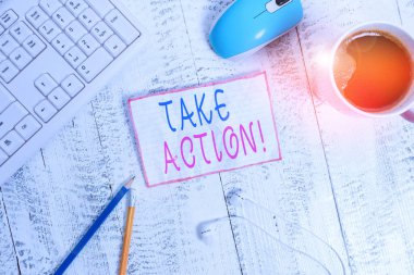 El yazısı metni Harekete Geç. Kavram, resmi bir şey yapmak ya da sorunlu teknolojik aygıtlarla hedefe ulaşmak için uyumlu bir şey yapmak anlamına gelir. Renkli hatırlatıcı kağıt ofis klavye fare tedarik.