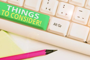 Word yazma metin Things Göz önünde bulundurulması gereken. Beyaz arka plan tuşu kopyalama alanı üzerinde boş not kağıdı ile karar Beyaz pc klavye yapmak için dikkatle bir şey düşünmek için Iş kavramı.