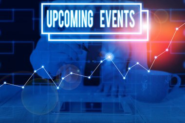 Yaklaşan Olayları gösteren bir not yazıyorum. Yaklaşan sosyal etkinlikleri gösteren iş fotoğrafı. Kadın en son akıllı cihazla resmi iş elbisesi giyiyor..