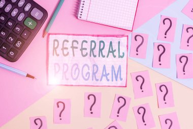 El yazısı metni Referans Programı. Kavram, çalışanların uygun acemi matematiksel şeyleri tanıttıkları için ödüllendirilmeleri ve pastel renklerin üzerinde yazı ekipmanları kullanmaları anlamına gelir..