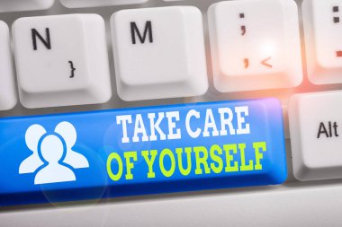 Kendine dikkat ettiğini gösteren kavramsal el yazısı. İş fotoğrafı metni bir araya gelme ya da sohbet klavyesini beyaz arkaplan anahtar boşluğu üzerine not kağıdıyla bitirmenin kibar bir yoludur.