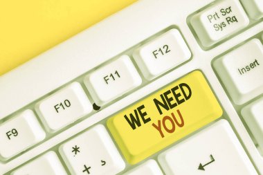 Biz İhtiyacımız Olan Sana'yı gösteren kavramsal el yazısı. Beyaz arka plan üzerinde not kağıdı ile atama görev veya yükümlülük Beyaz pc klavye ihtiyaçlarını karşılamak için iş fotoğraf metin.