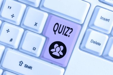 Quiz Soru gösteren not yazma. Bireyler veya takımlar arasında rekabet olarak bilgi nin vitrine İş fotoğraf beyaz arka plan üzerinde not kağıdı ile Beyaz pc klavye.