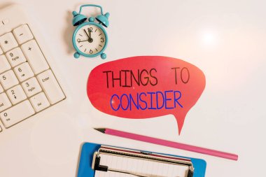 Sözcük yazma. Düşünülmesi gereken şeyler. İş konsepti özellikle karar verirken saat klavyesi ve uzay nota kağıdını kopyalamak için masanın üzerine yatar..