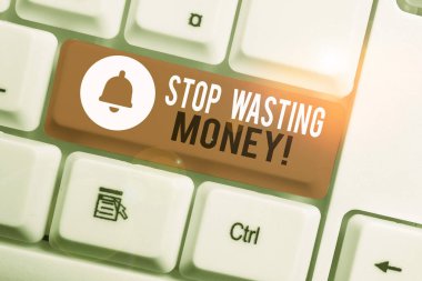 Parayı Israf Etmeyi Durdur'u gösteren metin işareti. Kavramsal fotoğraf advicing gösteren veya grup kaydetmeye başlamak ve akıllıca beyaz bilgisayar klavyesi beyaz arka plan tuş kopyalama alanı üzerinde boş not kağıdı ile kullanmak.