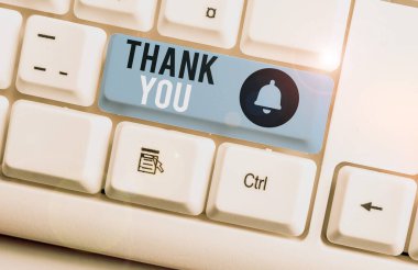 Teşekkür'i gösteren metin işareti. Kavramsal fotoğraf bir hediye veya hizmet beyaz arka plan tuşu kopyalama alanı üzerinde boş not kağıdı ile beyaz pc klavye kabul ederken kullanılan kibar bir ifade.