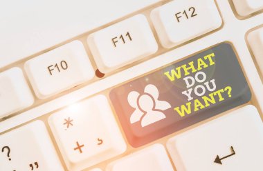 El yazısı, ne istiyorsun sorusu. Beyaz arkaplan tuşunun üzerinde boş not kağıdı olan beyaz pc klavyesini göstermek için bir şey söylemek veya yazmak anlamında kavram