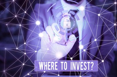 Soru Yatırımını Gösteren Not Yazılıyor. İş fotoğrafı gösterimi, finansal şemalara parayı nereye koyduğunuzu soruyor ya da modern akıllı aygıtla resim ağı şemasını paylaşıyor.