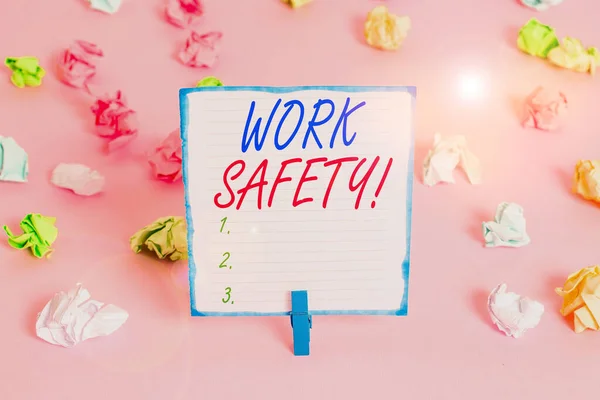 Tekst pisma Bezpieczeństwo pracy. Koncepcja oznacza politykę i procedury w celu zapewnienia zdrowia pracowników Kolorowe pogniecione papiery puste przypomnienie różowy podłogi tło szpilka. — Zdjęcie stockowe