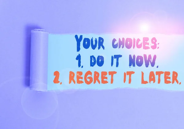Текст почерка Your Choices 1 Do It Now 2 Regret It Later. Концепция означает, что сначала подумайте, прежде чем решить картон, который разрывается в середине помещен над обычным фоном стола . — стоковое фото
