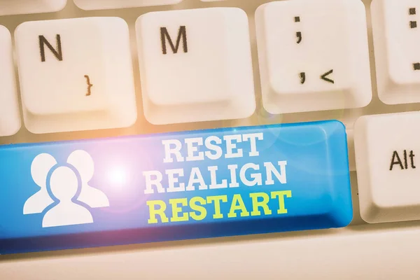 Konceptuální rukopis zobrazující Reset Reign Restart. Business photo text Life audit vám pomůže dát věci do perspektivy Klávesnice s poznámkovým papírem na bílém pozadí klíč kopírovat prostor. — Stock fotografie