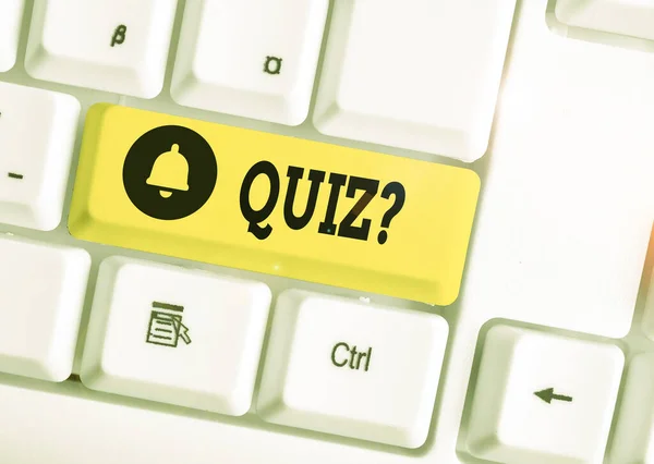 Schreibnotiz mit Quizfrage. Business-Foto präsentiert Wissenstest als Wettbewerb zwischen Einzelpersonen oder Teams weiße PC-Tastatur mit Notizpapier über dem weißen Hintergrund. — Stockfoto