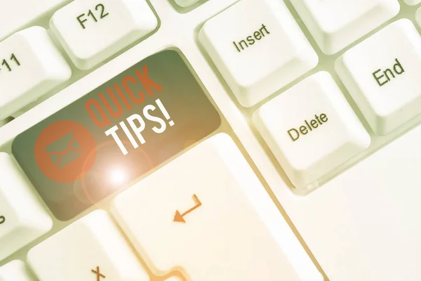 Konzeptionelle Handschrift mit schnellen Tipps. Business-Fototext klein, aber besonders nützlich praktische Ratschläge weiße PC-Tastatur mit Notizpapier über weißem Hintergrund. — Stockfoto