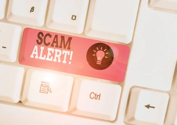 Woord schrijven tekst Scam Alert. Bedrijfsconcept voor frauduleus verkrijgen van geld van het slachtoffer door hem te overtuigen wit PC-toetsenbord met lege Opmerking papier boven witte achtergrond sleutel kopiëren ruimte. — Stockfoto