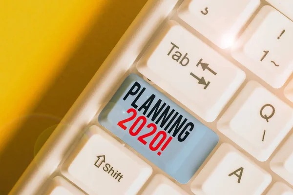 Kelime yazma metin Planlama 2020. Beyaz arka plan tuşu kopyalama alanı üzerinde boş not kağıdı ile gelecek yıl beyaz pc klavye için plan yapma süreci için Iş kavramı. — Stok fotoğraf