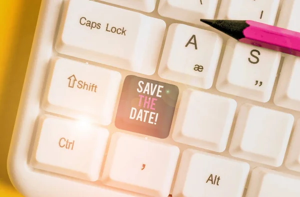 Texto de escritura de palabras Guardar la fecha. Concepto de negocio para reservar la fecha futura de la boda mencionada en su calendario Teclado de PC blanco con papel de nota vacío sobre el espacio de copia de clave de fondo blanco . — Foto de Stock