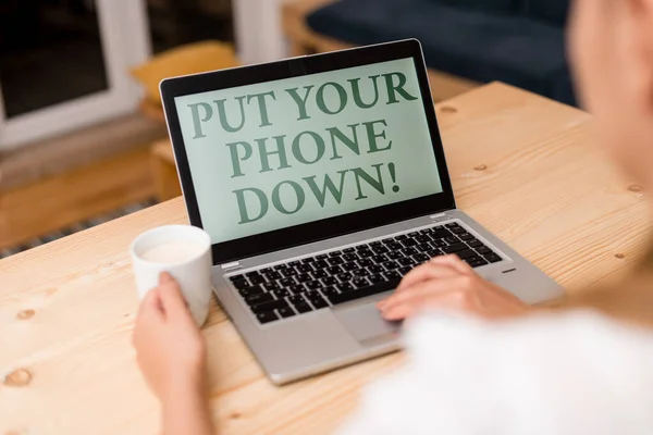 Handstil text skriva sätta din telefonerna ned. Koncept som betyder slutet telefon anslutning säger adjö ringer kvinna laptop dator smartphone mugg kontor levererar tekniska enheter. — Stockfoto