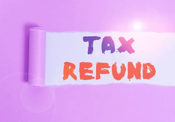 Χειρόγραφο κείμενο Επιστροφή φόρου. Έννοια που σημαίνει επιστροφή φόρου όταν η φορολογική υποχρέωση είναι μικρότερη από το φόρο που καταβάλλεται χαρτόνι το οποίο σχίζεται στη μέση τοποθετείται πάνω από ένα απλό πίνακα φόντο. — Φωτογραφία Αρχείου