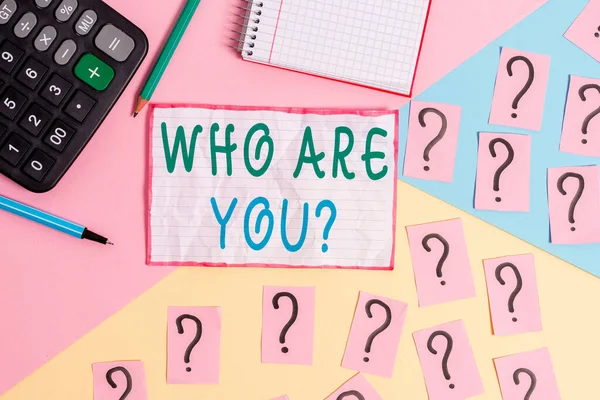 Χειρόγραφο κείμενο Who are Youquestion. Έννοια σημαίνει ότι κάποιος ρωτά το αποδεδειγμένο υπόβαθρο ή την ιστορία σας Μαθηματικά πράγματα και το υλικό γραφής πάνω από παστέλ χρώματα φόντο. — Φωτογραφία Αρχείου