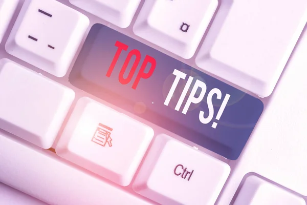 Schreibnotiz mit Top-Tipps. Business-Foto präsentiert kleine, aber besonders nützliche praktische Ratschläge weiße PC-Tastatur mit Notizpapier über weißem Hintergrund. — Stockfoto
