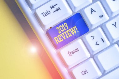 Kelime yazma metni 2019 Yorumu. Geçmiş yıl olayları ana eylemleri hatırlamak için iş kavramı ana eylemler veya iyi beyaz arka plan tuşu kopyalama alanı üzerinde boş not kağıdı ile Beyaz pc klavye gösterir.