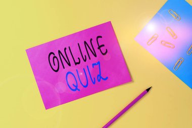 Online Quiz 'i gösteren not yazılıyor. İnternet Boş Kağıt Kağıt Kağıt Kağıt Kağıt Kağıt Kağıt Kağıt Tabloları 'nda yayınlanan iş fotoğrafı görüntüleme oyunu veya bir zihin sporu..