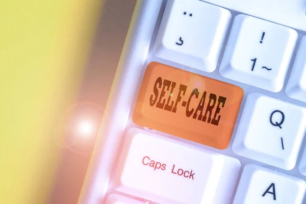 Signe texte montrant Self Care. Pratique photographique conceptuelle de prendre des mesures pour préserver ou améliorer sa propre santé Clavier pc blanc avec papier de note vide au-dessus de l'espace de copie de clé de fond blanc . — Photo