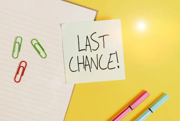 Szövegírás Last Chance. Üzleti koncepció az utolsó lehetőség, hogy elérjen vagy megszerezzen valamit, amit szeretne Üres kék papír másolási hely papír kapcsok és ceruzák a sárga asztalon. — Stock Fotó