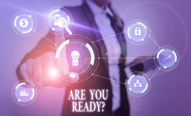 Hazır Mısınız Sorusunu gösteren metin işareti. Kavramsal fotoğraf birisi hazır hissediyorum bir şey başlatmak söylüyorum kullanılan Kadın akıllı cihaz kullanarak sunum sunan resmi iş elbisesi giymek.