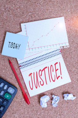 Adalet 'i gösteren bir mesaj. Çelişkili iddiaların ya da görevlerin kavramsal fotoğraf tarafsızlığı Masa defteri kağıt ofis karton çalışma tablosu malzeme tablosu.