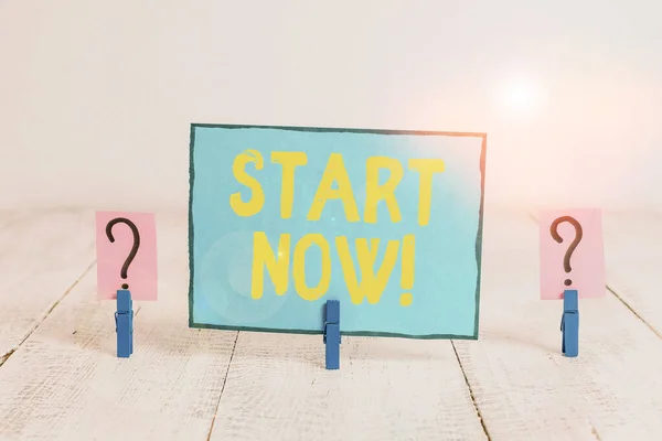 Sms-teken met start nu. Conceptuele foto aarzel dan niet om meteen aan het werk te gaan of dingen te doen Gekristeld en afbrokkelend vel met paperclips op de houten tafel geplaatst. — Stockfoto