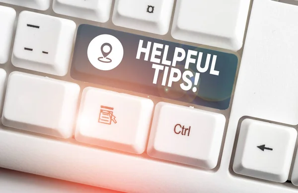 Notiz mit hilfreichen Tipps. Business-Foto präsentiert Ratschläge gegeben, um hilfreich zu sein Wissen im Leben weiße PC-Tastatur mit Notizpapier über dem weißen Hintergrund. — Stockfoto
