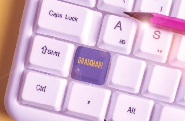 El yazısı metni grameri. Beyaz arkaplan anahtar alanının üzerinde boş not kağıdı bulunan tüm sistem yapı dili sözdizimi ve morfoloji Beyaz pc klavye.